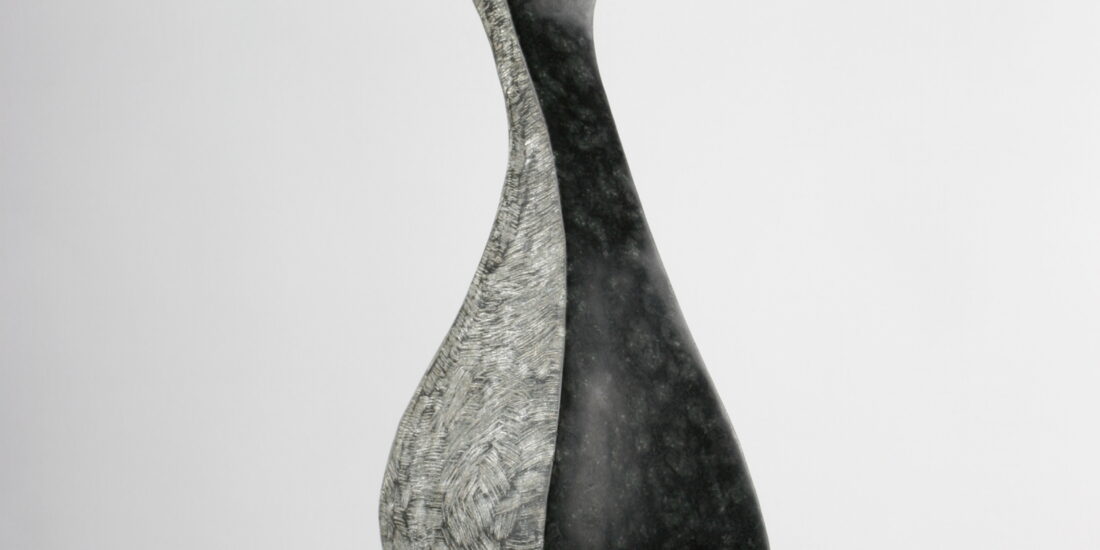 Diabas auf Marmorsockel, H 45 cm