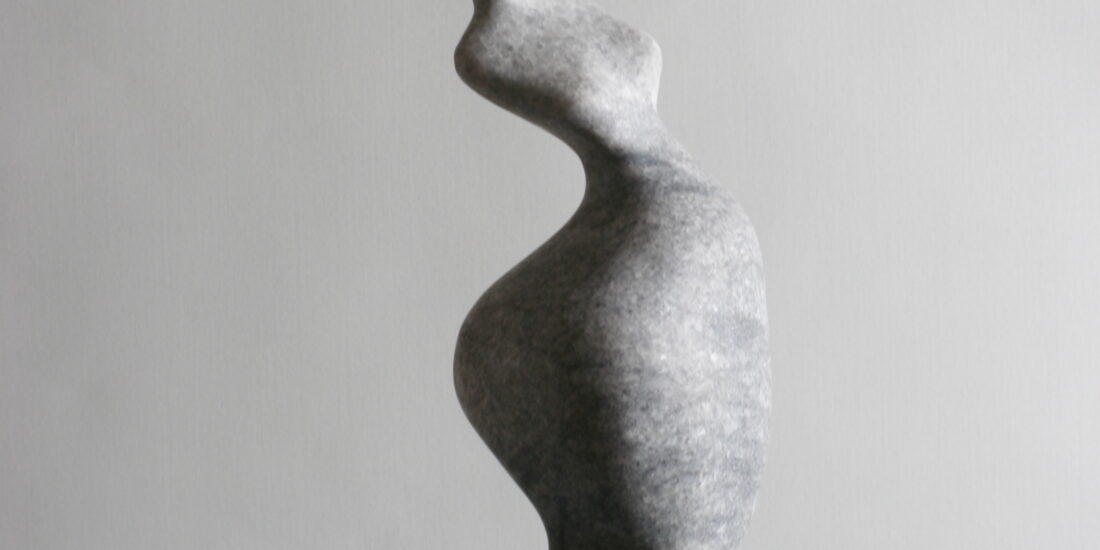 Geneigte 35, Marmor auf Limestonesockel, H 30 cm