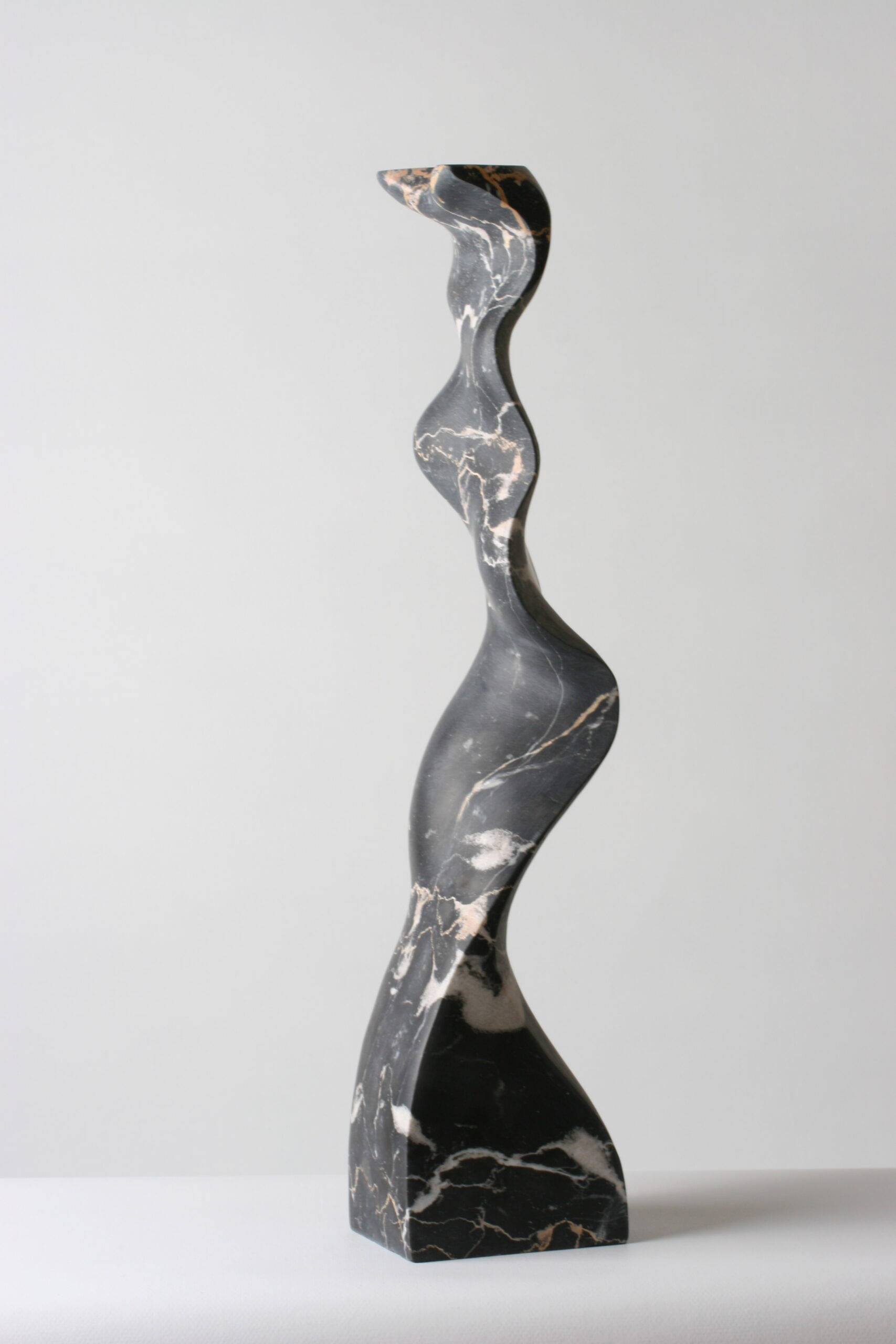 Schwingung 31, Portoro Negro, H 35 cm